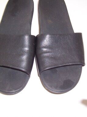 Vionic Black Leather Orthotic Sandals Size 7.5  with Elastic Expansioon on Sides